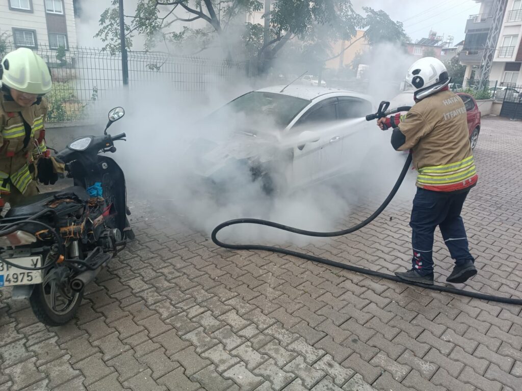OTOMOBİLDEN MOTOSİKLETE SIÇRAYAN YANGIN SÖNDÜRÜLDÜ
