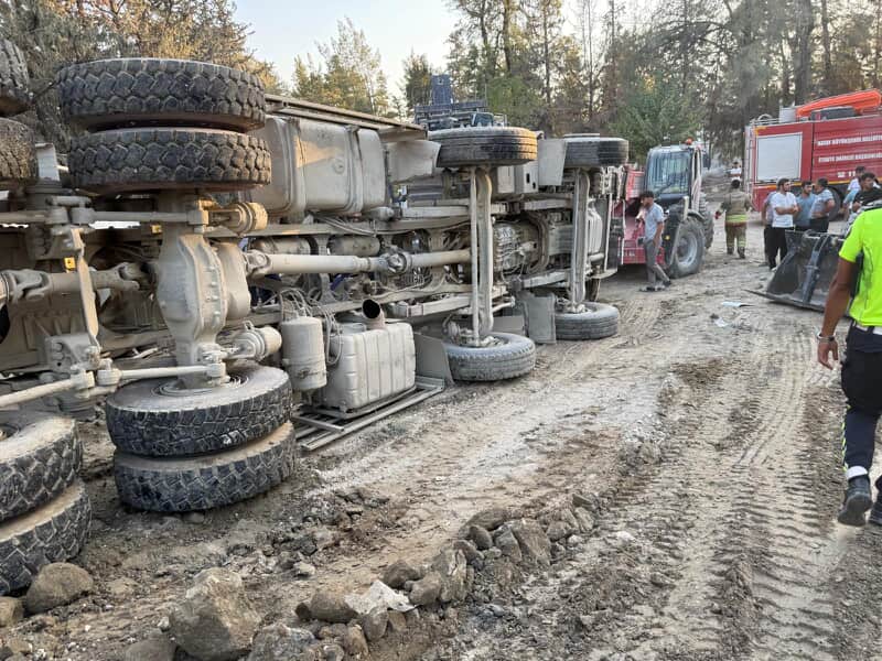 DEVRİLEN KAMYONUN SÜRÜCÜSÜ ÖLDÜ