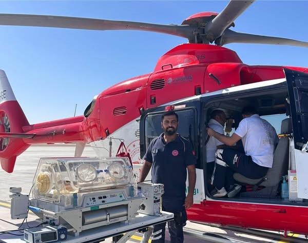 112 EKİPLERİ YENİDOĞAN HASTAYI HELİKOPTER AMBULANSA TESLİM ETTİ