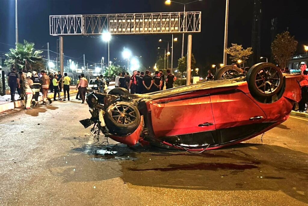 OTOMOBİLİN YAYALARA ÇARPTIĞI KAZADA 3 KİŞİ ÖLDÜ, 3 KİŞİ YARALANDI