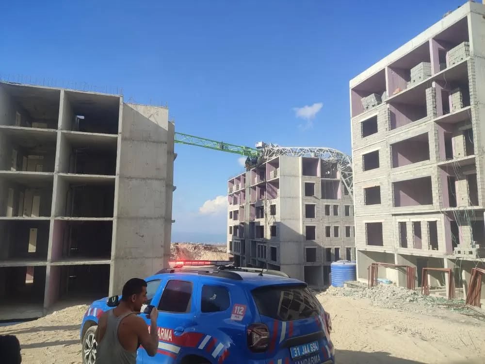 TOKİ ŞANTİYESİNDE DİNAMİT PATLADI, KULE VİNÇ DEVRİLDİ!