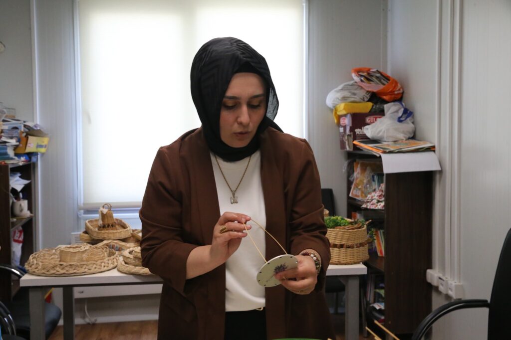 DEPREMZEDE KADINLAR “HÜNERHANE ATÖLYELERİ” İLE EL BECERİLERİNİ GELİŞTİRİYOR