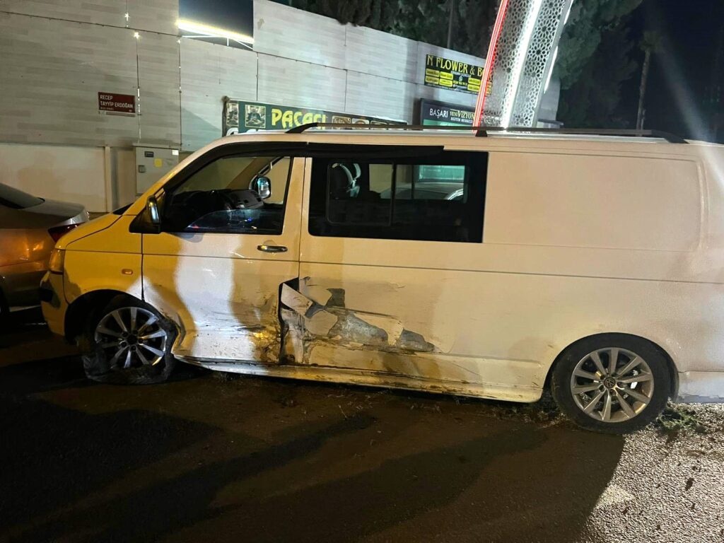 DÜZENSİZ GÖÇMENLERİ TAŞIYAN PANELVAN POLİSTEN KAÇARKEN KAZA YAPTI