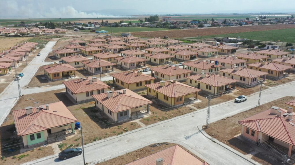 TÜRKİYE’NİN İLK “KIRSAL UYDU KENTİ”, HAK SAHİBİ DEPREMZEDELERDEN TAM NOT ALDI