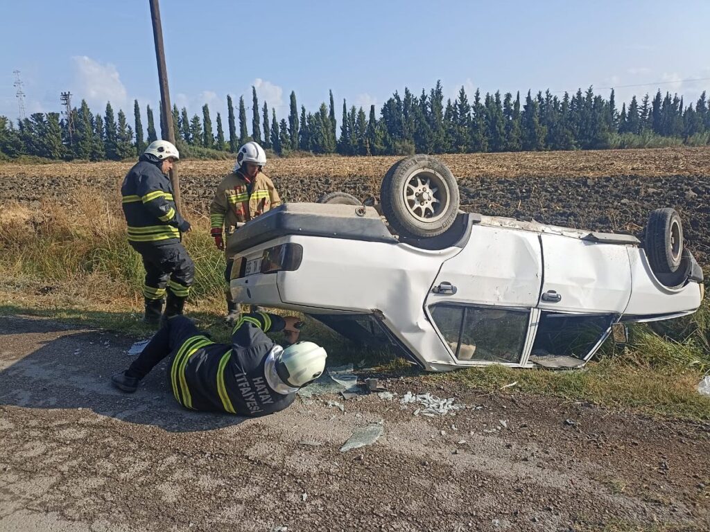 DEVRİLEN OTOMOBİLDEKİ 2 KİŞİ YARALANDI