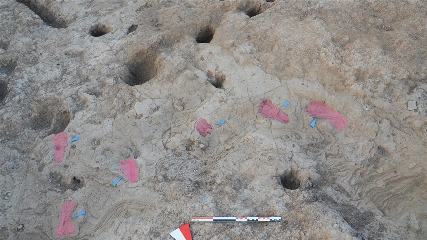 HATAY’DAKİ TELL KURDU HÖYÜK’TE 7 BİN YILLIK İNSAN AYAK İZLERİ BULUNDU