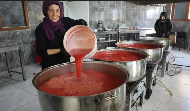 KIŞ HAZIRLIĞI KADINLARIN ELİNDE!