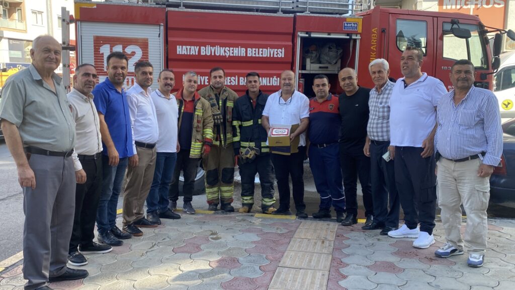 MUHTARLARDAN YANGIN İHBARINA GİDEN İTFAİYE EKİPLERİNE SÜRPRİZ KUTLAMA