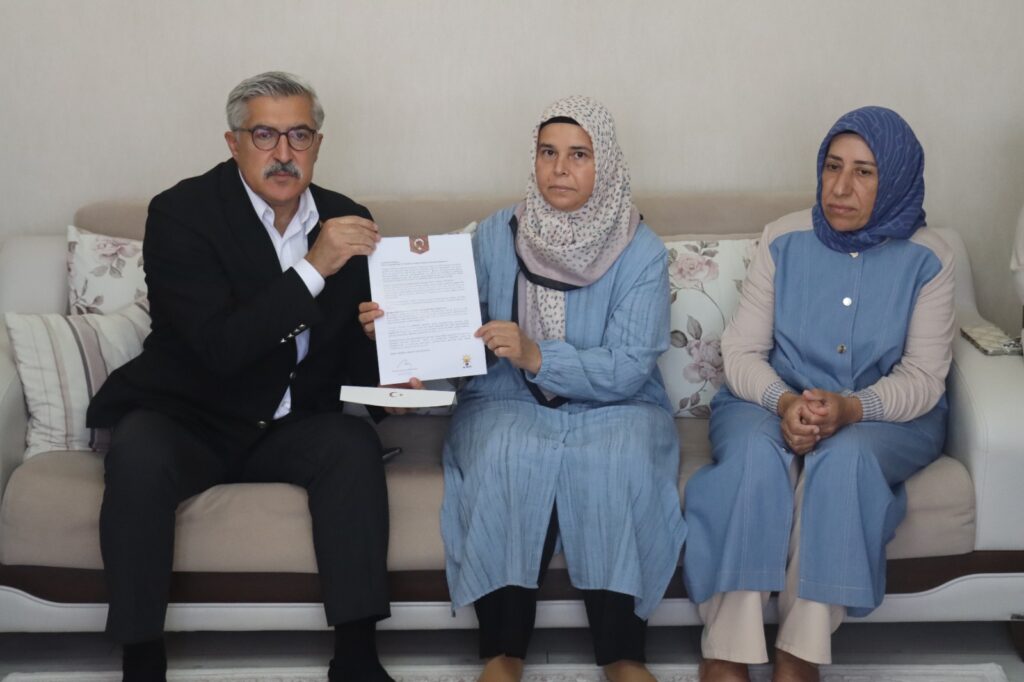 YAYMAN, HATAY’DA ŞEHİT AİLESİNİ ZİYARET ETTİ