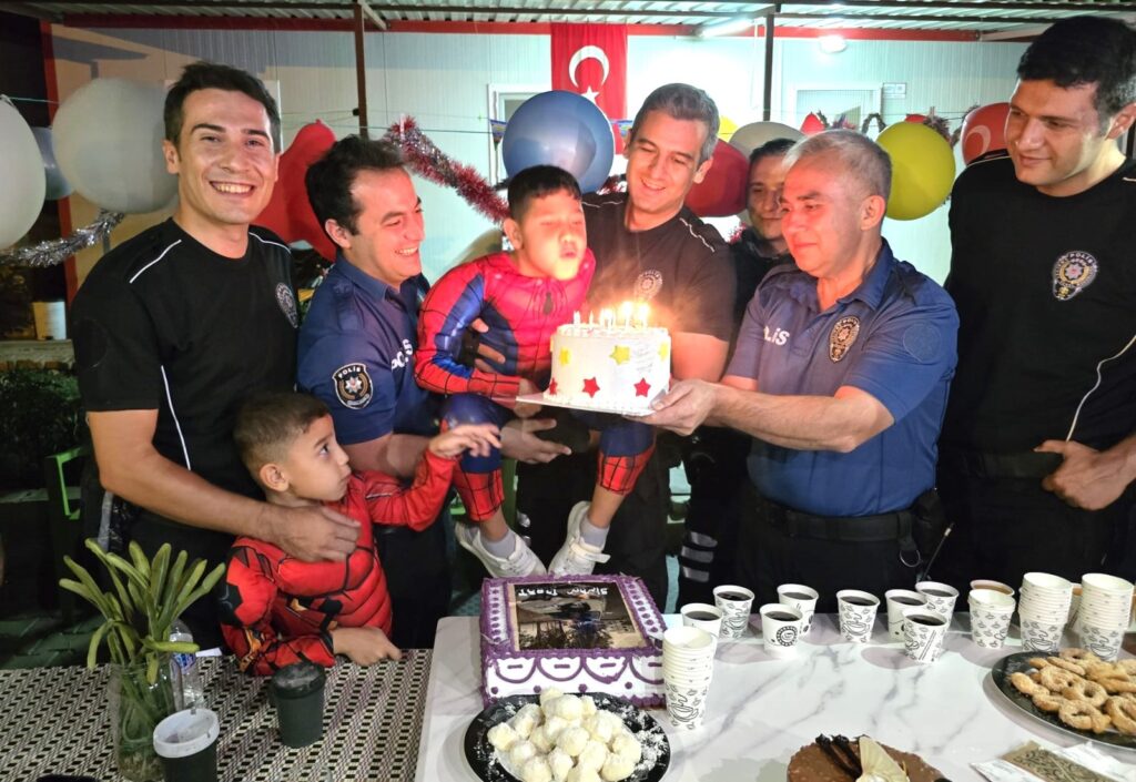 KIRIKHAN’DA KAS HASTASI ÇOCUĞA DOĞUM GÜNÜ SÜRPRİZİ
