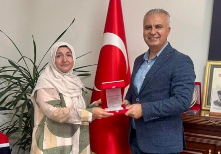 EMEKLİ OLAN MÜHENDİSE TEŞEKKÜR PLAKETİ