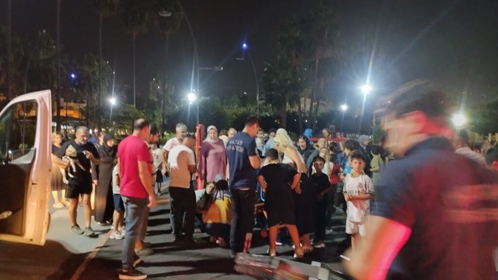 AYAĞI OYUN ALETİNE SIKIŞAN ÇOCUK İTFAİYE EKİPLERİNCE KURTARILDI