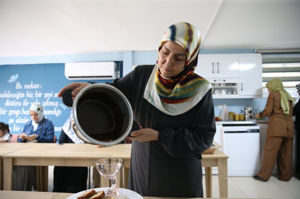 KADINLAR ÜCRETSİZ KURSLARLA YEMEK VE TEMİZLİK MALZEMESİ YAPIMINI ÖĞRENİYOR