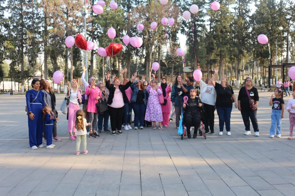 MEME KANSERİNİ YENEN KADIN İÇİN GÖKYÜZÜNE PEMBE BALONLAR BIRAKILDI