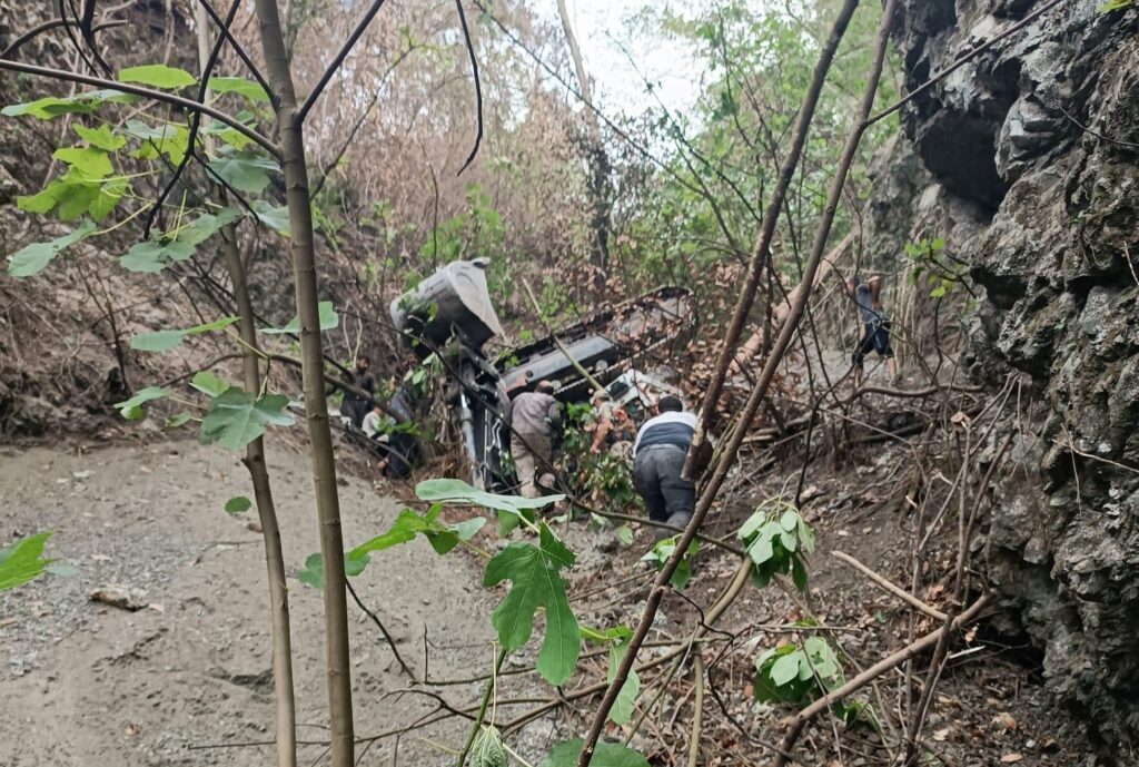 TOPRAK KAYMASI SONUCU UÇURUMA YUVARLANAN KEPÇENİN OPERATÖRÜ ÖLDÜ