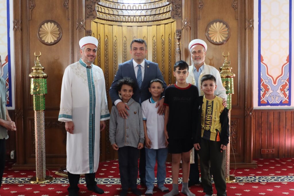 49 YILLIK MESLEK HAYATININ ARDINDAN EMEKLİ OLAN İMAMA VEDA