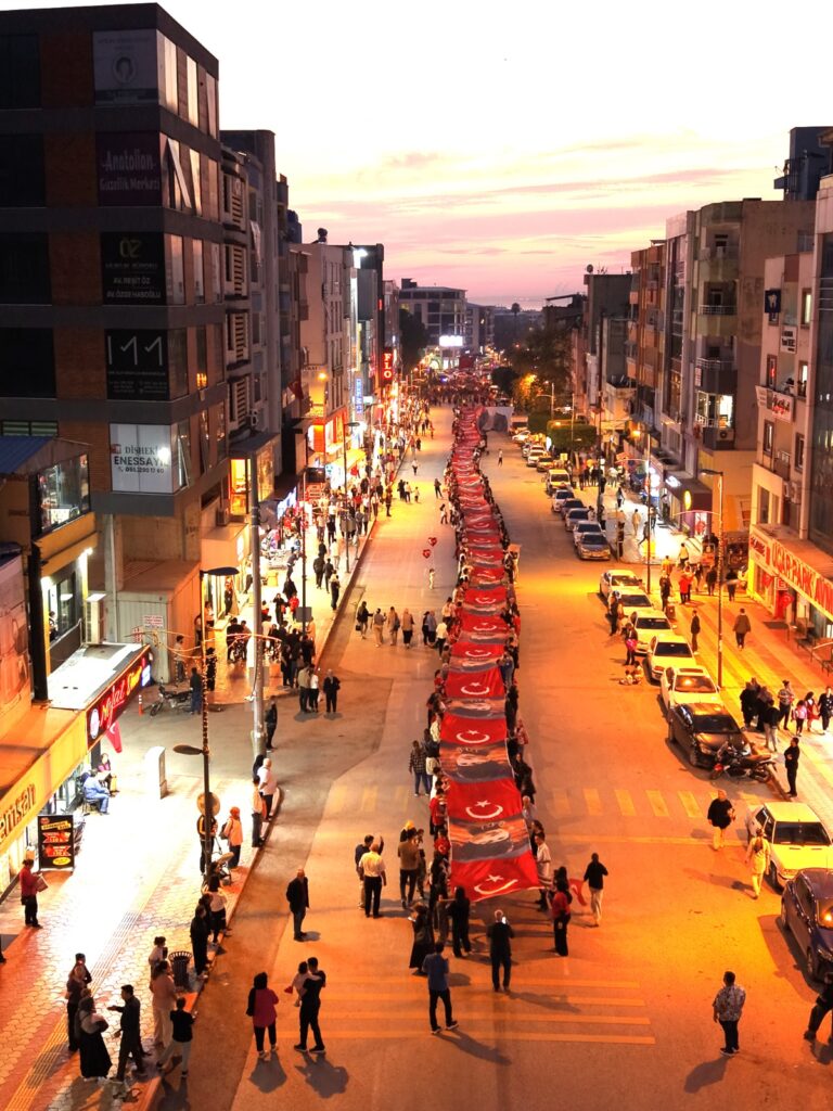 400 METRELİK TÜRK BAYRAĞIYLA CUMHURİYET COŞKUSU