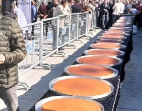 31 TEPSİ KÜNEFE DAĞITILDI