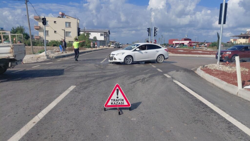SAMANDAĞ’DA ÇARPIŞAN İKİ OTOMOBİLDE HASAR OLUŞTU