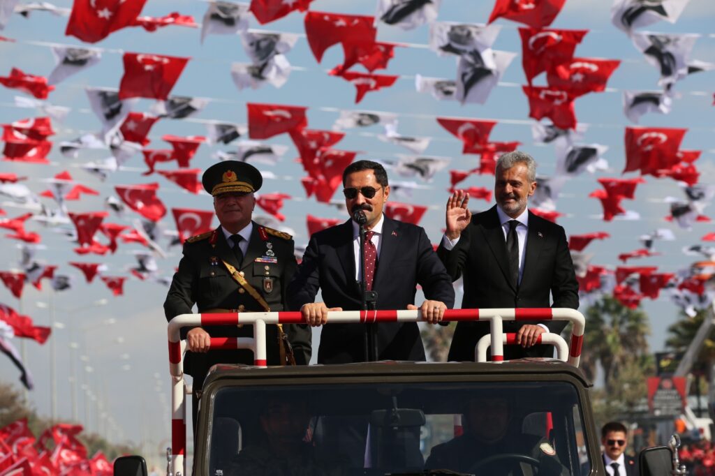 HATAY KIRMIZI-BEYAZA BÜRÜNDÜ