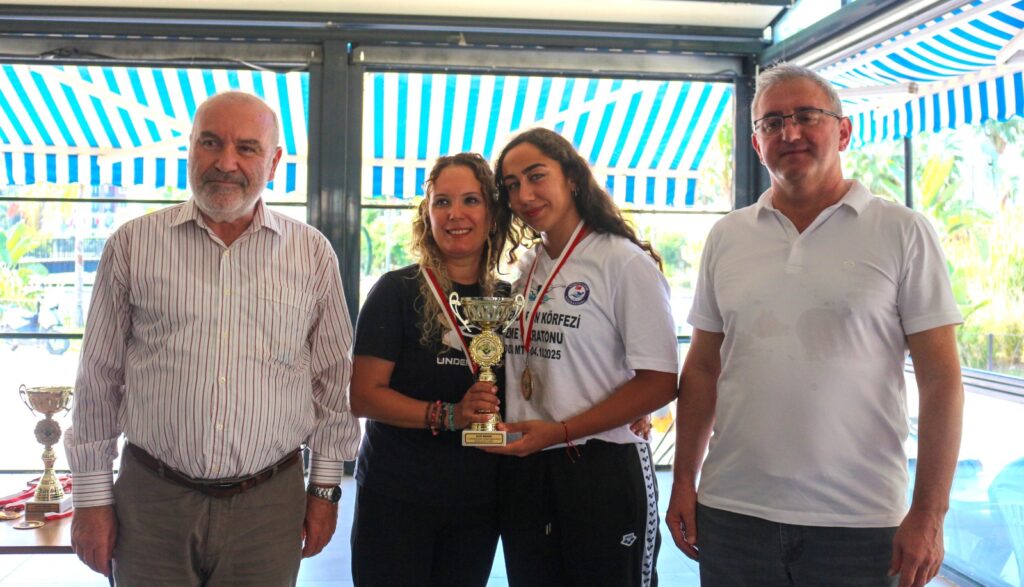 5. İSKENDERUN KÖRFEZİ AÇIK DENİZ YÜZME MARATONU’NU TAMAMLAYAN ELİF’E ÖDÜL VERİLDİ