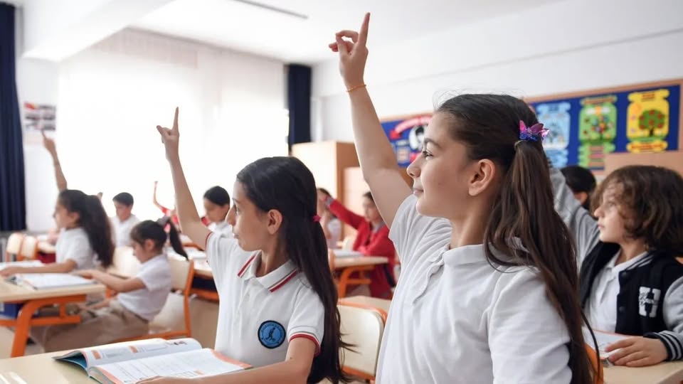 OKULLARDA ZORUNLU KILIK KIYAFET UYGULAMASI BAŞLADI