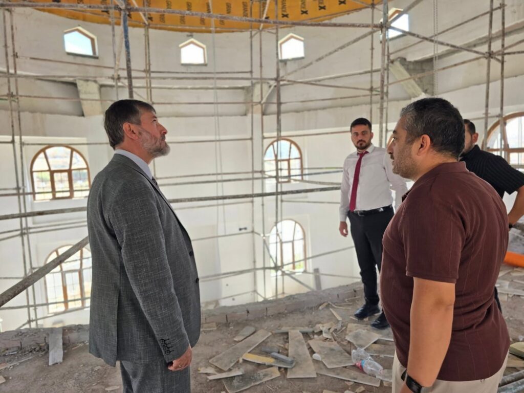 DEPREMDE YIKILAN CAMİ İNŞAATINI İNCELEDİ