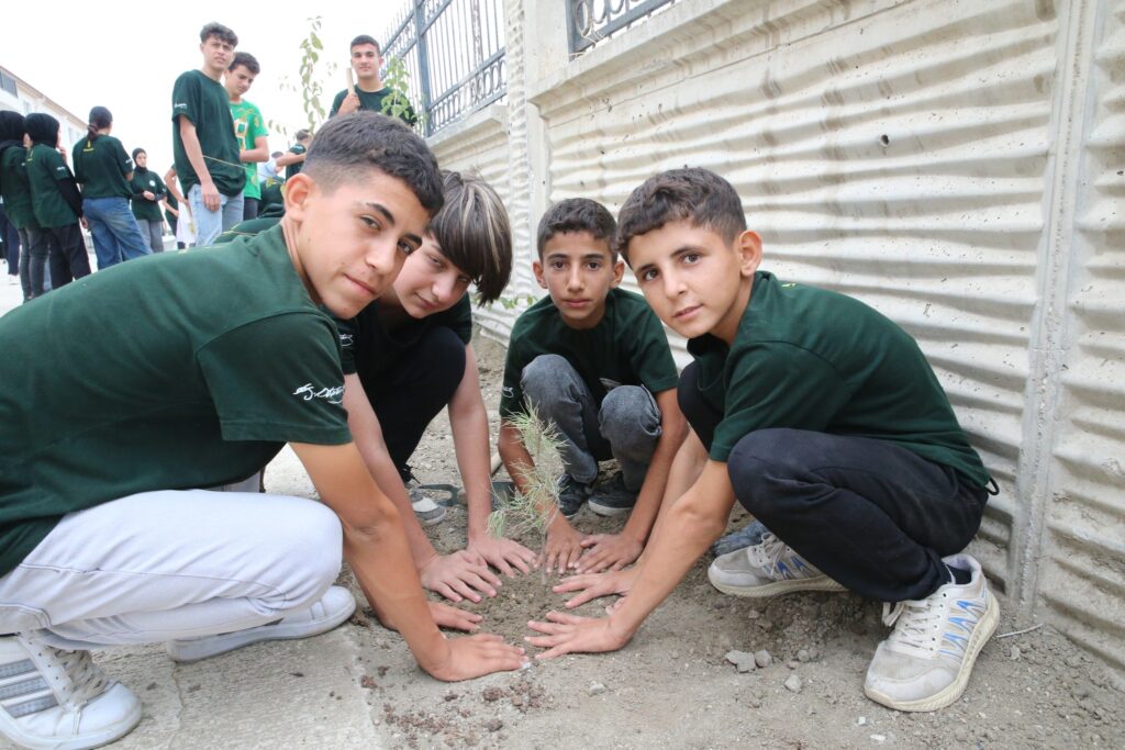 FİDAN DİKEREK HEM OKULLARINI GÜZELLEŞTİRİYORLAR HEM DE UYGULAMALI EĞİTİM ALIYORLAR