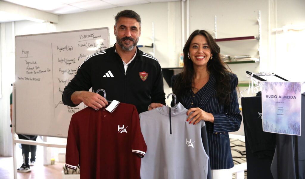 DEPREMZEDE KADINLAR, HATAYSPOR’UN GENÇ FUTBOLCULARI İÇİN FORMA DİKİYOR