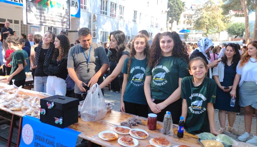 ÖĞRENCİLER GAZZE’YE DESTEK İÇİN KERMES DÜZENLEDİ