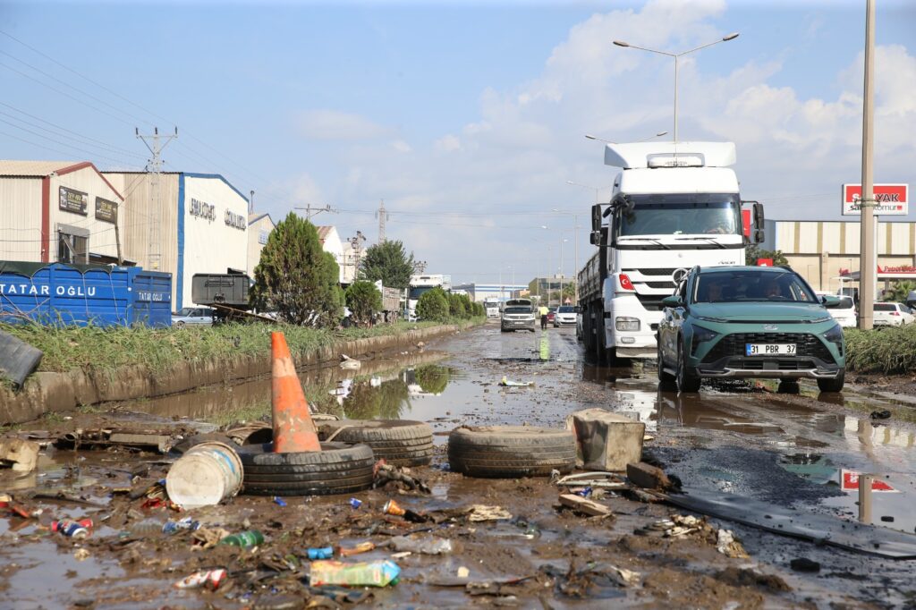 EV VE İŞ YERLERİNİ SU BASTI, ARAÇLAR YOLLARDA MAHSUR KALDI