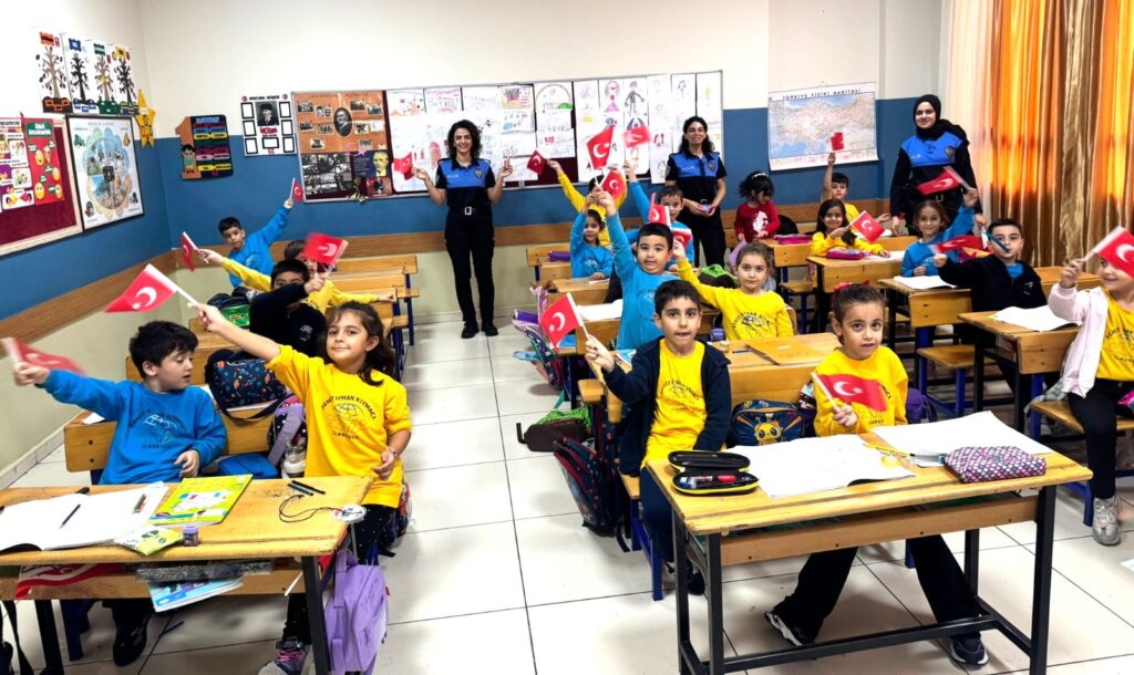DÖRTYOL’DA POLİSLER İLKOKUL ÖĞRENCİLERİNİN CUMHURİYET BAYRAMI’NI KUTLADI