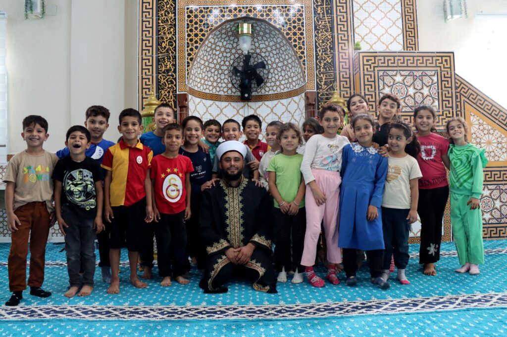 CAMİYE ÖZLÜ SÖZLER ASAN İMAM ÇOCUKLAR İÇİN DE OYUN ALANI YAPTI