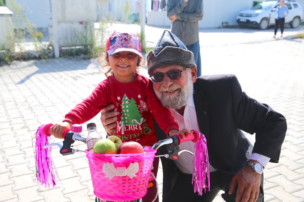 “ELMACI DEDE” DENİZLİ’DEKİ BAHÇESİNDEN TOPLADIĞI ELMALARLA DEPREMZEDELERİN AĞZINI TATLANDIRDI