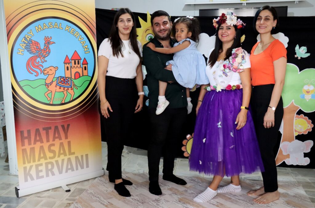 TİYATRO SAHNESİNİ HASTALIK NEDENİYLE OKULDAN UZAK KALAN ÇOCUKLARIN EVİNE TAŞIYORLAR