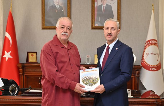 “HATAY HALK BİLİMİ” KİTABI REKTÖR EREN’E TAKDİM EDİLDİ