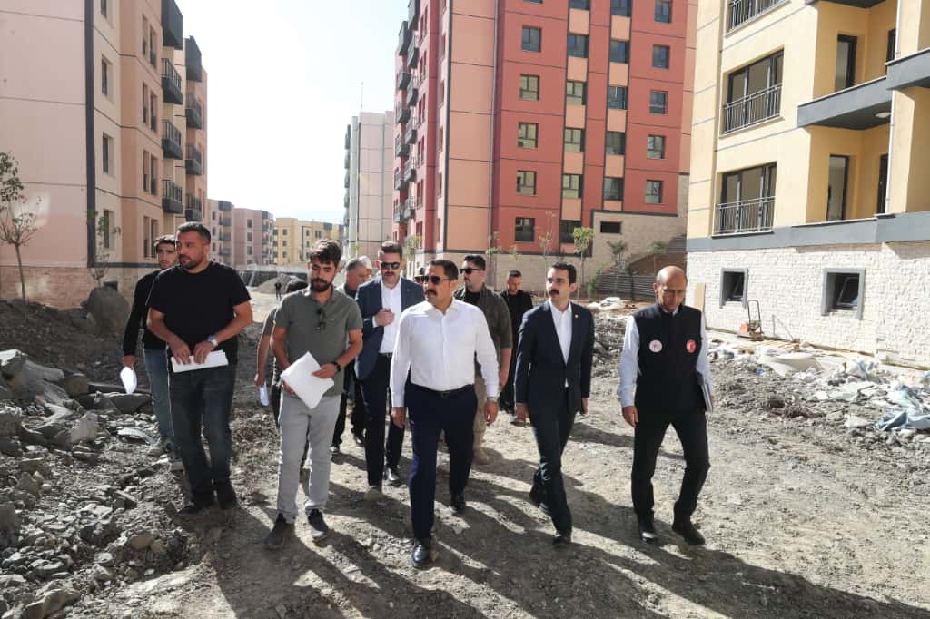 BELEN’DE AFET KONUTLARI VE TİCARET MERKEZİNİN YAPIMI SÜRÜYOR