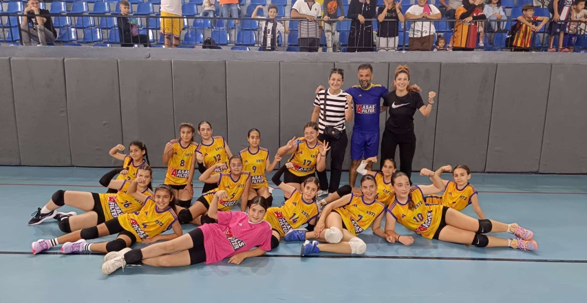 ASAŞ SPOR’UN KIZ VOLEYBOLCULARI GALİBİYETE DOYMUYOR