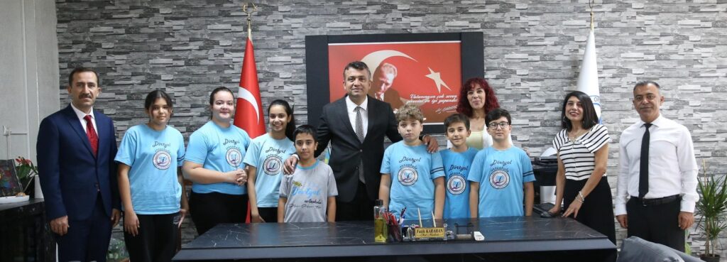 DÖRTYOL KAYMAKAMI MEHMET KEKLİK TEKNOFEST’E KATILAN ÖĞRENCİLERLE BULUŞTU