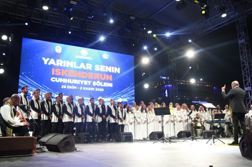 MEDENİYETLER KOROSU’NUN CUMHURİYET KONSERİ MEST ETTİ