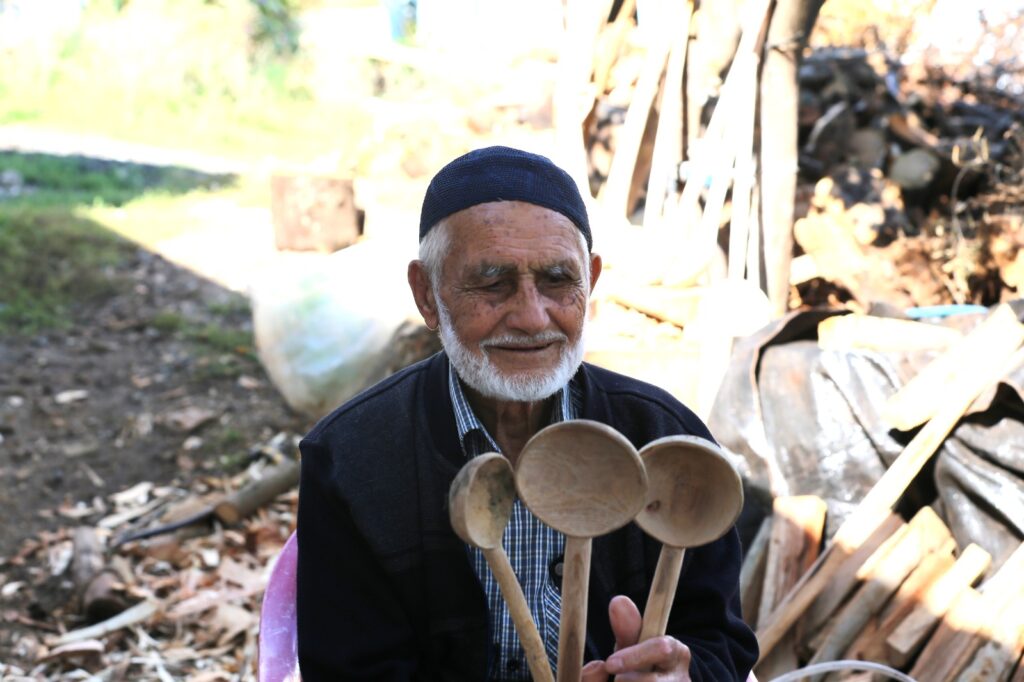 DOĞADAN TOPLADIĞI AĞAÇ DALLARINI 69 YILDIR KAŞIĞA DÖNÜŞTÜRÜYOR