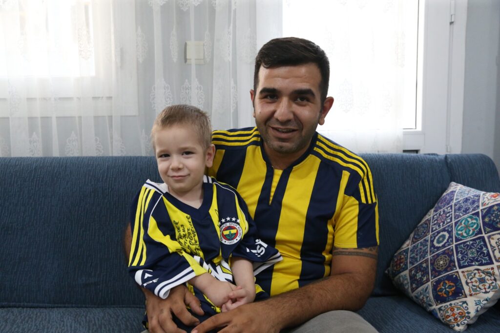 KANSERİ YENEN FENERBAHÇELİ ÇOCUĞA İMZALI FORMA HEDİYE EDİLDİ