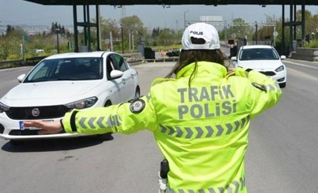 YÜKSEK SESLE MÜZİK DİNLEYEN SÜRÜCÜYE 10 BİN 260 LİRA CEZA