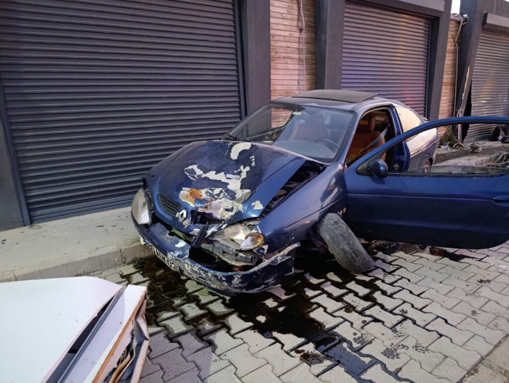 OTOMOBİLİN ÇARPTIĞI YAYA HAYATINI KAYBETTİ, SÜRÜCÜ YARALANDI