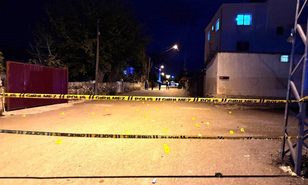 HUSUMETLİ İKİ AİLE ARASINDA ÇIKAN SİLAHLI KAVGADA 7 KİŞİ YARALANDI