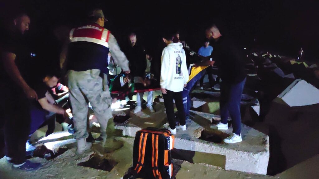 DENİZE DÜŞEN GENÇ KIZ BOĞULMA TEHLİKESİ GEÇİRDİ!