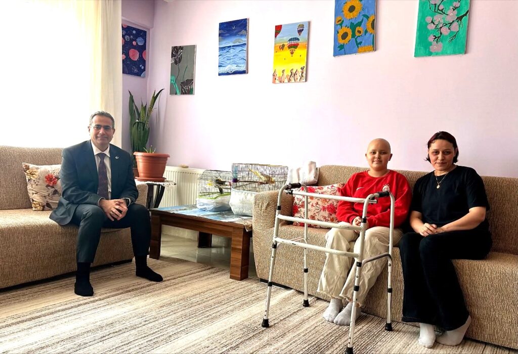 TECİMEN’DEN EVDE EĞİTİM ALAN ÖĞRENCİYE ZİYARET