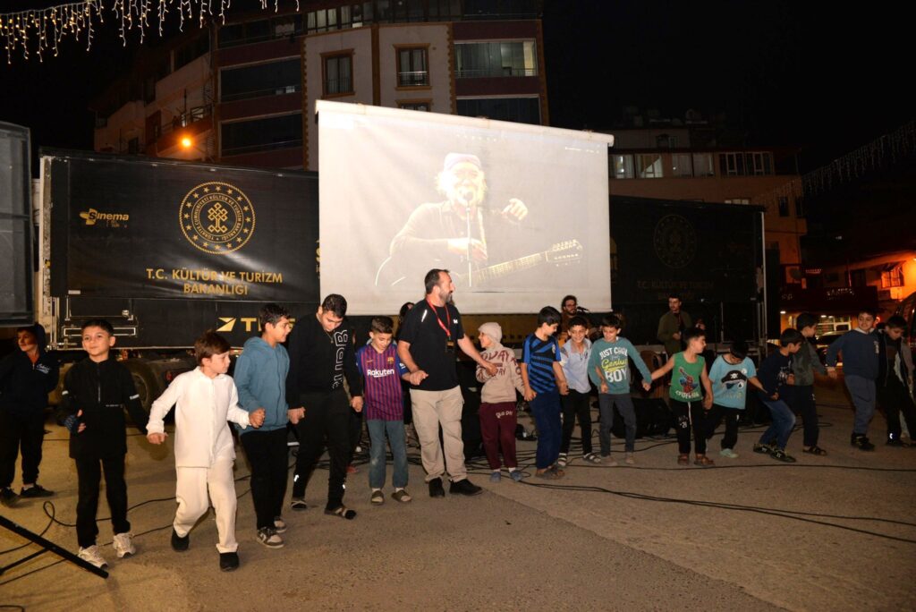 YAYLADAĞI’NDA GEZEN SİNEMA COŞKUSU