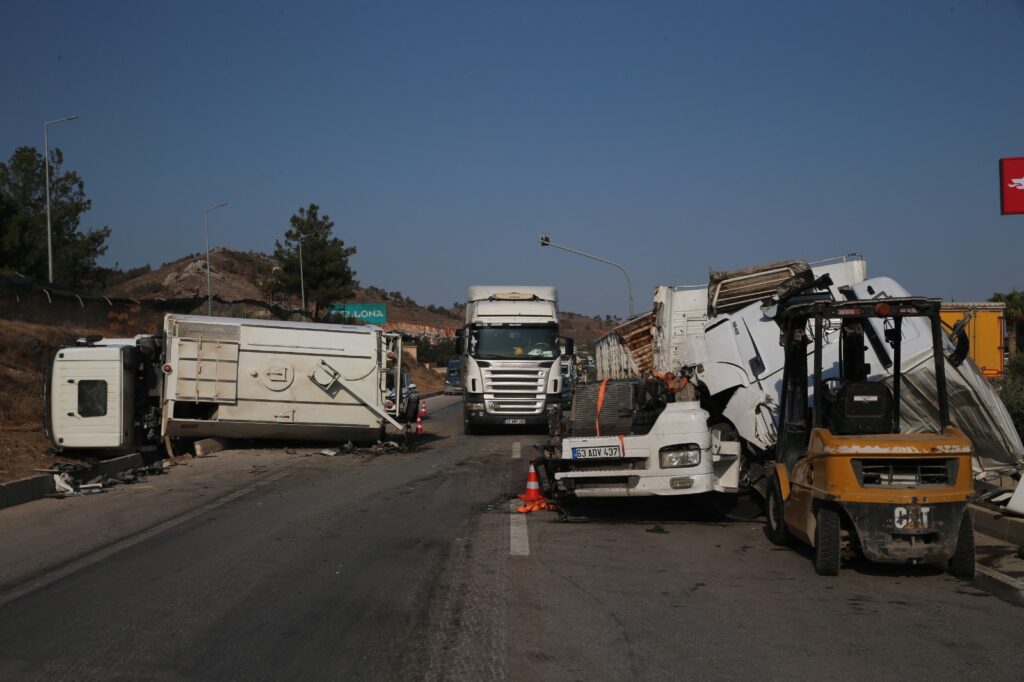 ANTAKYA’DA TIRLA ÇARPIŞAN YOL TEMİZLEME ARACI DEVRİLDİ