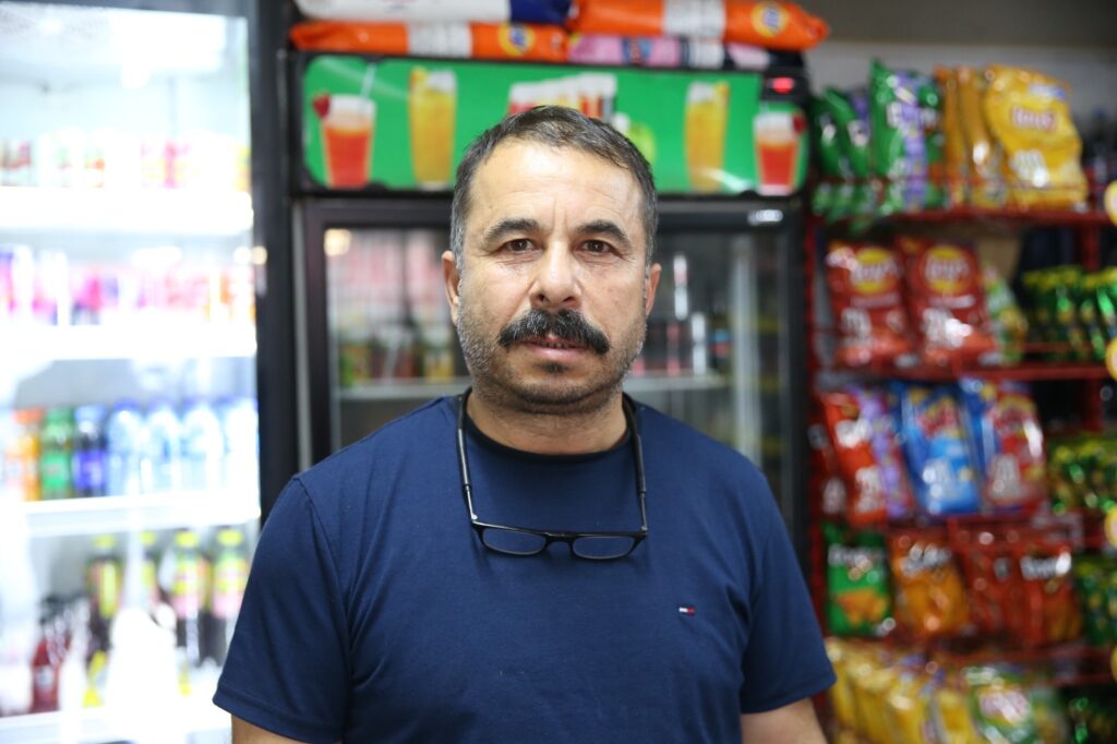 BİR HAYIRSEVER MAHALLELİNİN MARKETE BORCUNU ÖDEDİ